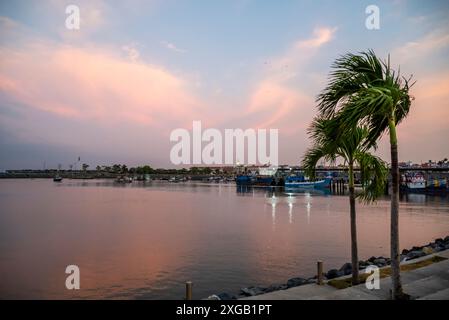 Mare di Panama Bay al tramonto, Panama City, Panama, America centrale Foto Stock