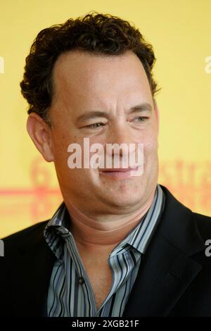 Tom Hanks beim Photocall zum Kinofilm The Terminal auf der Biennale di Venezia 2004 / 61. Internationale Filmfestspiele von Venedig in Palazzo del Casinò. Venedig, 01.09.2004 *** Tom Hanks al photocall per il film il Terminal alla Biennale di Venezia 2004 61 Mostra Internazionale del Cinema di Venezia al Palazzo del Casinò di Venezia, 01 09 2004 foto:xD.xBedrosianx/xFuturexImagex terminal 4911 Foto Stock