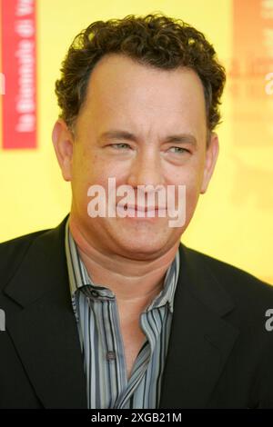 Tom Hanks beim Photocall zum Kinofilm The Terminal auf der Biennale di Venezia 2004 / 61. Internationale Filmfestspiele von Venedig in Palazzo del Casinò. Venedig, 01.09.2004 *** Tom Hanks al photocall per il film il Terminal alla Biennale di Venezia 2004 61 Mostra Internazionale del Cinema di Venezia al Palazzo del Casinò di Venezia, 01 09 2004 foto:xD.xBedrosianx/xFuturexImagex terminal 4907 Foto Stock