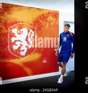 Wolfsburg, Germania. 8 luglio 2024. WOLFSBURG - Micky van de Ven durante un momento mediatico della nazionale olandese nella Volkswagen Arena l'8 luglio 2024 a Wolfsburg, in Germania. La nazionale olandese si sta preparando per le semifinali del Campionato europeo di calcio in Germania contro l'Inghilterra. ANP KOEN VAN WEEL credito: ANP/Alamy Live News Foto Stock