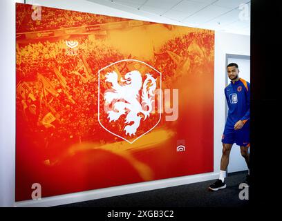 Wolfsburg, Germania. 8 luglio 2024. WOLFSBURG - Cody Gakpo durante un momento mediatico della nazionale olandese nella Volkswagen Arena l'8 luglio 2024 a Wolfsburg, in Germania. La nazionale olandese si sta preparando per le semifinali del Campionato europeo di calcio in Germania contro l'Inghilterra. ANP KOEN VAN WEEL credito: ANP/Alamy Live News Foto Stock