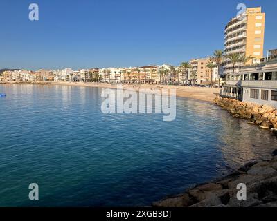 Vista del porto e della spiaggia di ciottoli di la Grava dalla parete del porto, luce del mattino presto in estate, Javea, provincia di Alicante, Spagna Foto Stock