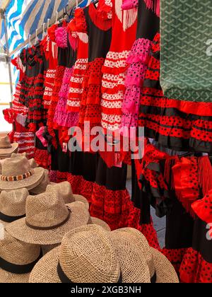 Abiti tradizionali spagnoli e cappelli di paglia in vendita al mercato aperto che si tiene il giovedì a Javea, provincia di Alicante, Spagna Foto Stock