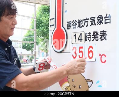 Tokyo, Giappone. 8 luglio 2024. Un dipendente del grande magazzino Yagihashi mostra una temperatura nella regione di Kumagaya, nella periferia di Tokyo, mentre la temperatura di Kumagaya è salita di 35 gradi Celsius lunedì 8 luglio 2024. (Foto di Yoshio Tsunoda/AFLO) Foto Stock