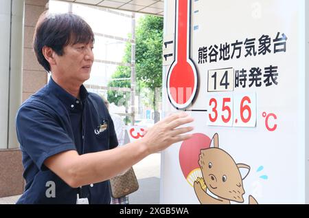 Tokyo, Giappone. 8 luglio 2024. Un dipendente del grande magazzino Yagihashi mostra una temperatura nella regione di Kumagaya, nella periferia di Tokyo, mentre la temperatura di Kumagaya è salita di 35 gradi Celsius lunedì 8 luglio 2024. (Foto di Yoshio Tsunoda/AFLO) Foto Stock