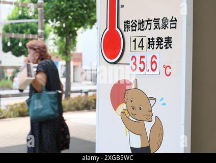 Tokyo, Giappone. 8 luglio 2024. Un acquirente passa davanti a un grande termometro che viene esposto al grande magazzino Yagihashi a Kumagaya, nella periferia di Tokyo, mentre la temperatura di Kumagaya è salita di 35 gradi Celsius lunedì 8 luglio 2024. (Foto di Yoshio Tsunoda/AFLO) Foto Stock