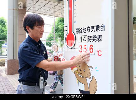 Tokyo, Giappone. 8 luglio 2024. Un dipendente del grande magazzino Yagihashi mostra una temperatura nella regione di Kumagaya, nella periferia di Tokyo, mentre la temperatura di Kumagaya è salita di 35 gradi Celsius lunedì 8 luglio 2024. (Foto di Yoshio Tsunoda/AFLO) Foto Stock