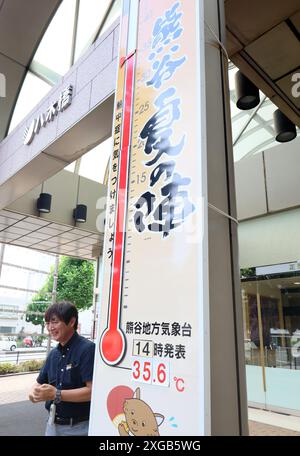 Tokyo, Giappone. 8 luglio 2024. Un dipendente del grande magazzino Yagihashi mostra una temperatura nella regione di Kumagaya, nella periferia di Tokyo, mentre la temperatura di Kumagaya è salita di 35 gradi Celsius lunedì 8 luglio 2024. (Foto di Yoshio Tsunoda/AFLO) Foto Stock