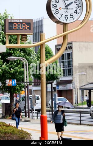 Tokyo, Giappone. 8 luglio 2024. Un termometro visualizza la temperatura a Kumagaya, nella periferia di Tokyo, quando la temperatura di Kumagaya è salita oltre i 37 gradi Celsius lunedì 8 luglio 2024. (Foto di Yoshio Tsunoda/AFLO) Foto Stock