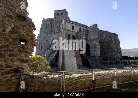 Veduta della Sacra di San Michele (Abbazia di San Michele) a Sant'Ambrogio di Torino, provincia di Torino, Piemonte, Italia Foto Stock