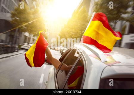 Tifosi con bandiera spagnola che festeggia in auto Foto Stock