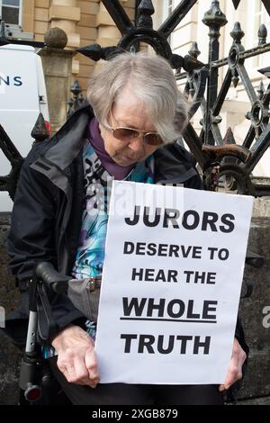 Reading, Regno Unito. 8 luglio 2024. Questa mattina un gruppo di sette cittadini preoccupati ha tenuto una veglia silenziosa fuori Reading Crown Court nel Berkshire. Martedì 2 luglio, su ordine del giudice Christopher Hehir, 11 persone sono state arrestate fuori dalla Corte Corona di Southwark per aver tenuto dei cartelli che dicevano: «I giudici meritano di sentire tutta la verità» e «i giudici hanno il diritto assoluto di assolvere un imputato sulla loro coscienza». Hanno detto che l'azione del giudice sfida una recente sentenza dell'alta Corte che "l'accusa penale è un approccio sproporzionato a questa situazione in una società democratica". Alcune persone che sono state o Foto Stock