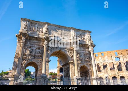 L'Arco di Costantino, un arco trionfale romano dedicato all'imperatore Costantino, si erge contro un cielo azzurro. Gli archi ornano intagli e dettagli intricati sono visibili. Foto Stock