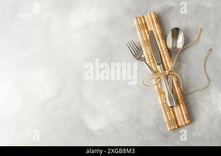 Set di posate, forchetta, cucchiaio, coltello, cucchiaino, elegante per cenare al tavolo Foto Stock
