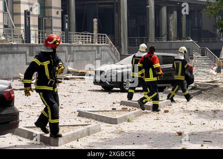 Kiev, Kiev, Ucraina. 8 luglio 2024. Soccorritore dei vigili del fuoco sul posto dopo l'attacco missilistico russo a Kiev questa mattina nel distretto di Lukianivska. (Credit Image: © Andreas Stroh/ZUMA Press Wire) SOLO PER USO EDITORIALE! Non per USO commerciale! Crediti: ZUMA Press, Inc./Alamy Live News crediti: ZUMA Press, Inc./Alamy Live News Foto Stock