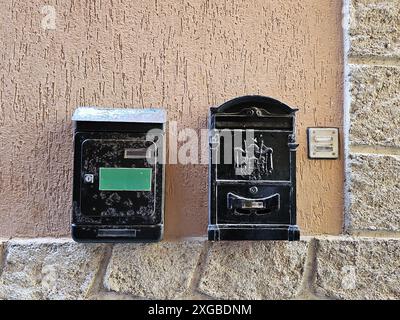 Due vecchie e affascinanti cassette postali su un muro di pietra. Foto verticale con spazio di copia. Foto Stock