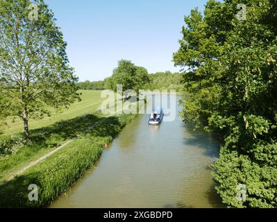 Vista dal Ladies Bridge del Kennet e del sentiero Avon Canal Tow vicino a Pewsey in una giornata di sole con una barca sul fiume Foto Stock