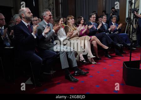 (Da sinistra a destra) Segretario alle imprese Jonathan Reynolds, Segretario alla Scienza Peter Kyle, Segretario al lavoro e alle pensioni Liz Kendall, Vice primo Ministro Angela Rayner, Segretario all'istruzione Bridget Phillipson, Darren Jones Segretario Capo del Tesoro, Ministro di Stato presso il Dipartimento per il livellamento, Matthew PennyCook e il Segretario per l'energia ed Milliband applaudiscono dopo il discorso del Cancelliere Rachel Reeves al Tesoro di Londra, davanti a un pubblico di importanti figure aziendali e di alti stakeholder, annunciando i primi passi che il nuovo governo sta intraprendendo per portare avanti l'economia Foto Stock