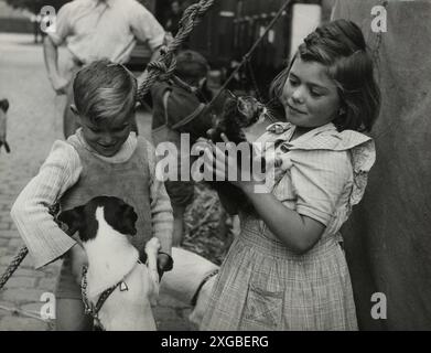 Il Cirque Fanni al Foire du Trône. I bambini del circo giocano con i loro animali fuori dalla grande cima. Parigi, circa 1948 credito: Photo12 Foto Stock