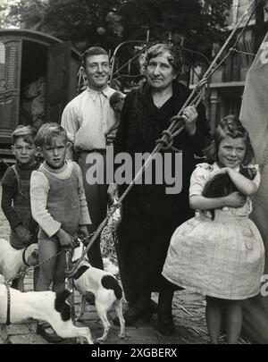 Il Cirque Fanni al Foire du Trône di parigi: A sinistra; alle spalle, Théodore 'Dodor' Cholot, nipote di Julie Fanni (nata Artis), a destra. Intorno al 1948. Credito: Photo12 Foto Stock