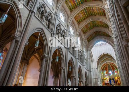 Navata della cattedrale di la Almudena, vista interna. Madrid, Spagna. Foto Stock