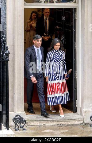 Rishi Sunak deputato che lascia Downing Street al numero 10 con sua moglie, Ahshata Murty, il suo ultimo giorno come primo ministro il giorno dopo che i laburisti hanno vinto l'electio generale Foto Stock