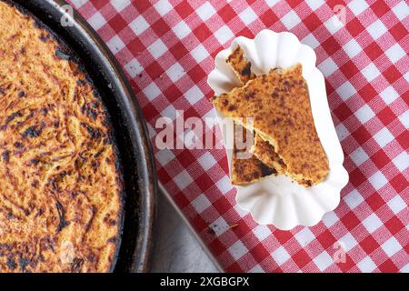 Socca, appena uscito dal forno, a Nizza, in Costa Azzurra. Il Socca è una specialità della cucina francese sudorientale. un pancake a base di ceci Foto Stock