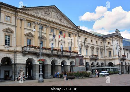 Aosta, Valle d'Aosta, Italia-07-01-2024- il municipio della città in Piazza Chanoux. Foto Stock