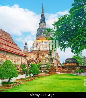 Visita il complesso Wat Yai Chai Mongkhon con Ubosot, chedi e santuari conservati, Ayutthaya, Thailandia Foto Stock