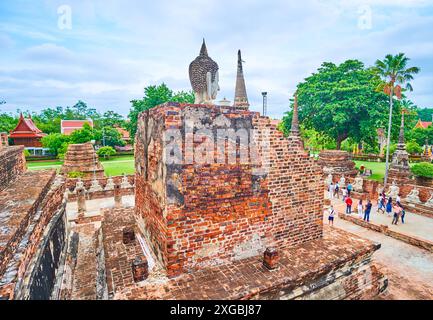 AYUTTHAYA, THAILANDIA - 5 MAGGIO 2019: Statua del Buddha nell'antico complesso del tempio Wat Yai Chai Mongkhon, il 5 maggio ad Ayutthaya Foto Stock