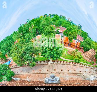 Panorama di Wat Yai Chai Mongkhon con statue di Buddha, Ubosot, chedi scolpiti, santuari e giardino verde, Ayutthaya, Thailandia Foto Stock