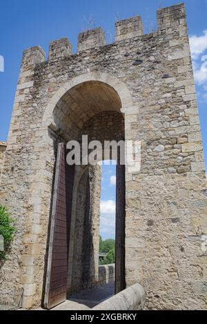 Girona, Spagna - 7 luglio 2024: Porta-torre all'ingresso di Pont Vell, nel borgo medievale di Besalu, Catalogna Foto Stock