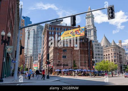 Broad Street, Boston, Massachusetts, Stati Uniti - appena fuori dal quartiere Waterfront di Boston si trova Broad Street con un ecletico mix di architettura, pub e resta Foto Stock