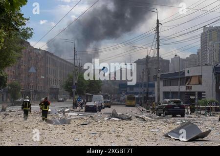 Kiev, Kiev, Ucraina. 8 luglio 2024. Il fumo aumenta dopo l'attacco missilistico russo a Kiev questa mattina nel distretto di Lukianivska. (Credit Image: © Andreas Stroh/ZUMA Press Wire) SOLO PER USO EDITORIALE! Non per USO commerciale! Crediti: ZUMA Press, Inc./Alamy Live News Foto Stock