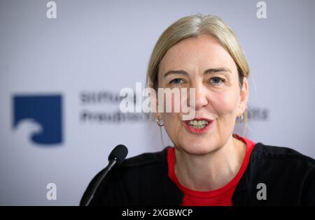 Berlino, Germania. 8 luglio 2024. Marion Ackermann, Direttore generale delle collezioni d'arte statali di Dresda e futuro Presidente SPK, interviene alla conferenza stampa sulla nomina del nuovo presidente della Prussian Cultural Heritage Foundation (SPK). L'attuale presidente della SPK Parzinger andrà in pensione alla fine di maggio 2025. Crediti: Bernd von Jutrczenka/dpa/Alamy Live News Foto Stock