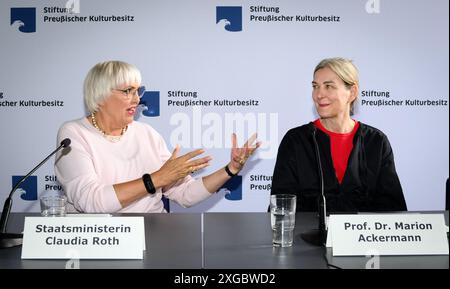 Berlino, Germania. 8 luglio 2024. Claudia Roth (l, Alleanza 90/Verdi), Ministro aggiunto della cultura e dei media, presenta Marion Ackermann, Direttore generale delle collezioni d'arte statali di Dresda, come futura presidente della Prussian Cultural Heritage Foundation (SPK) in una conferenza stampa. L'attuale presidente della SPK Parzinger andrà in pensione alla fine di maggio 2025. Crediti: Bernd von Jutrczenka/dpa/Alamy Live News Foto Stock