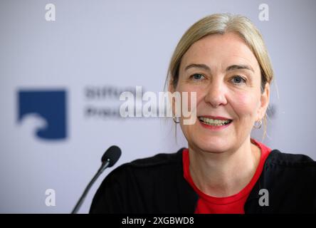 Berlino, Germania. 8 luglio 2024. Marion Ackermann, Direttore generale delle collezioni d'arte statali di Dresda e futuro Presidente SPK, interviene alla conferenza stampa sulla nomina del nuovo presidente della Prussian Cultural Heritage Foundation (SPK). L'attuale presidente della SPK Parzinger andrà in pensione alla fine di maggio 2025. Crediti: Bernd von Jutrczenka/dpa/Alamy Live News Foto Stock