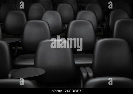 Catalao, Goias, Brasile – 14 giugno 2024: Primo piano su alcune file di posti neri in un auditorium vuoto. Foto Stock