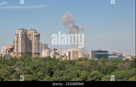 Kiev, Ucraina l'8 luglio 2024: Il fumo intenso proveniente dagli incendi si innalza sul centro dopo un attacco missilistico russo. Guerra in Ucraina. Credito: Panama/Alamy Live News Foto Stock