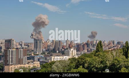 Kiev, Ucraina l'8 luglio 2024: Il fumo intenso proveniente dagli incendi si innalza sul centro dopo un attacco missilistico russo. Guerra in Ucraina. Credito: Panama/Alamy Live News Foto Stock