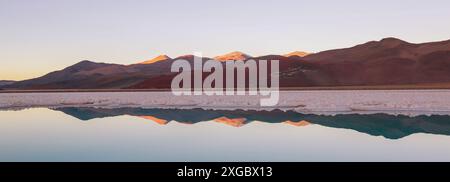 Fantastici paesaggi panoramici dell'Argentina settentrionale. Splendidi paesaggi naturali. Laguna Verde a Salar Antofalla. Foto Stock