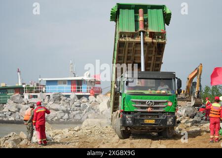 Huarong, la provincia cinese di Hunan. 8 luglio 2024. I soccorritori lavorano per bloccare la breccia di dighe nel lago Dongting nella contea di Huarong, nella provincia di Hunan della Cina centrale, 8 luglio 2024. A partire da lunedì pomeriggio, 180,5 metri della breccia di 226 metri nella diga erano stati sigillati, secondo il quartier generale del controllo delle inondazioni e della siccità di Yueyang. Crediti: Xue Yuge/Xinhua/Alamy Live News Foto Stock