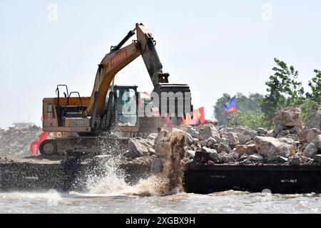 Huarong, la provincia cinese di Hunan. 8 luglio 2024. I soccorritori lavorano per bloccare la breccia di dighe nel lago Dongting nella contea di Huarong, nella provincia di Hunan della Cina centrale, 8 luglio 2024. A partire da lunedì pomeriggio, 180,5 metri della breccia di 226 metri nella diga erano stati sigillati, secondo il quartier generale del controllo delle inondazioni e della siccità di Yueyang. Crediti: Chen Zhenhai/Xinhua/Alamy Live News Foto Stock