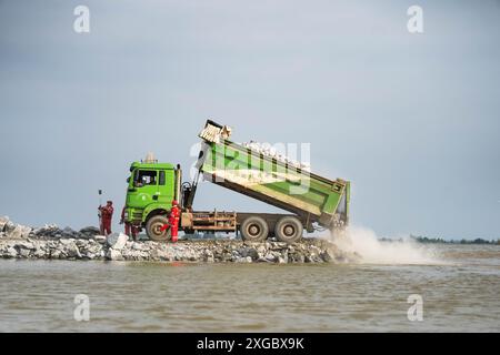 Huarong, la provincia cinese di Hunan. 8 luglio 2024. I soccorritori lavorano per bloccare la breccia di dighe nel lago Dongting nella contea di Huarong, nella provincia di Hunan della Cina centrale, 8 luglio 2024. A partire da lunedì pomeriggio, 180,5 metri della breccia di 226 metri nella diga erano stati sigillati, secondo il quartier generale del controllo delle inondazioni e della siccità di Yueyang. Crediti: Chen Sihan/Xinhua/Alamy Live News Foto Stock