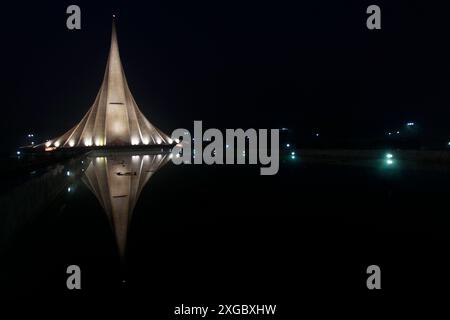 Il National Memorial Tower o Jatiya Smriti Shoudha a Savar, circa 20 km da Dhaka, in memoria di coloro che hanno sacrificato la loro vita durante la liberazione Foto Stock