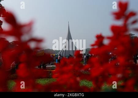 Il National Memorial Tower o Jatiya Smriti Shoudha a Savar, circa 20 km da Dhaka, in memoria di coloro che hanno sacrificato la loro vita durante la liberazione Foto Stock