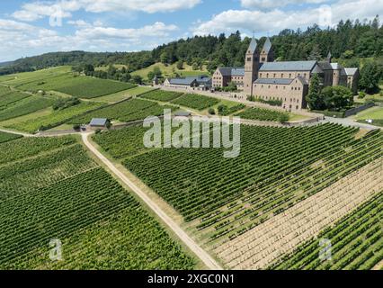 9 luglio 2024, Assia, Rüdesheim am Rhein: Solo alcune nuvole bianche si spostano attraverso il cielo altrimenti blu sopra l'abbazia di S. Hildegard nel Rheingau (vista aerea con un drone). Il tempo dovrebbe continuare a mostrare il suo lato estivo nei prossimi giorni. Foto: Boris Roessler/dpa Foto Stock