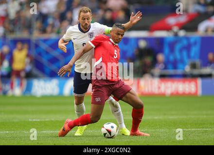 Firo : 06.07.2024, calcio: UEFA EURO 2024, EM, Campionato europeo 2024, quarti di finale, 1/4 finale, M48, Match 48, IT, Inghilterra - sui, Svizzera 5:3 IE (LR) Harry Kane dell'Inghilterra e Manuel Akanji della Svizzera competono per i duelli di palla Foto Stock