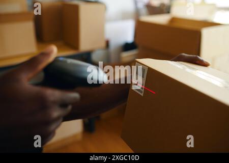 Lavoratori che scansionano il codice a barre su Box Foto Stock