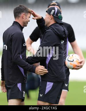 James Anderson (a sinistra) e Joe Root dell'Inghilterra durante una sessione di reti al Lord's Cricket Ground, Londra. L'Inghilterra affronta le Indie occidentali nel primo test di mercoledì. Data foto: Lunedì 8 luglio 2024. Foto Stock